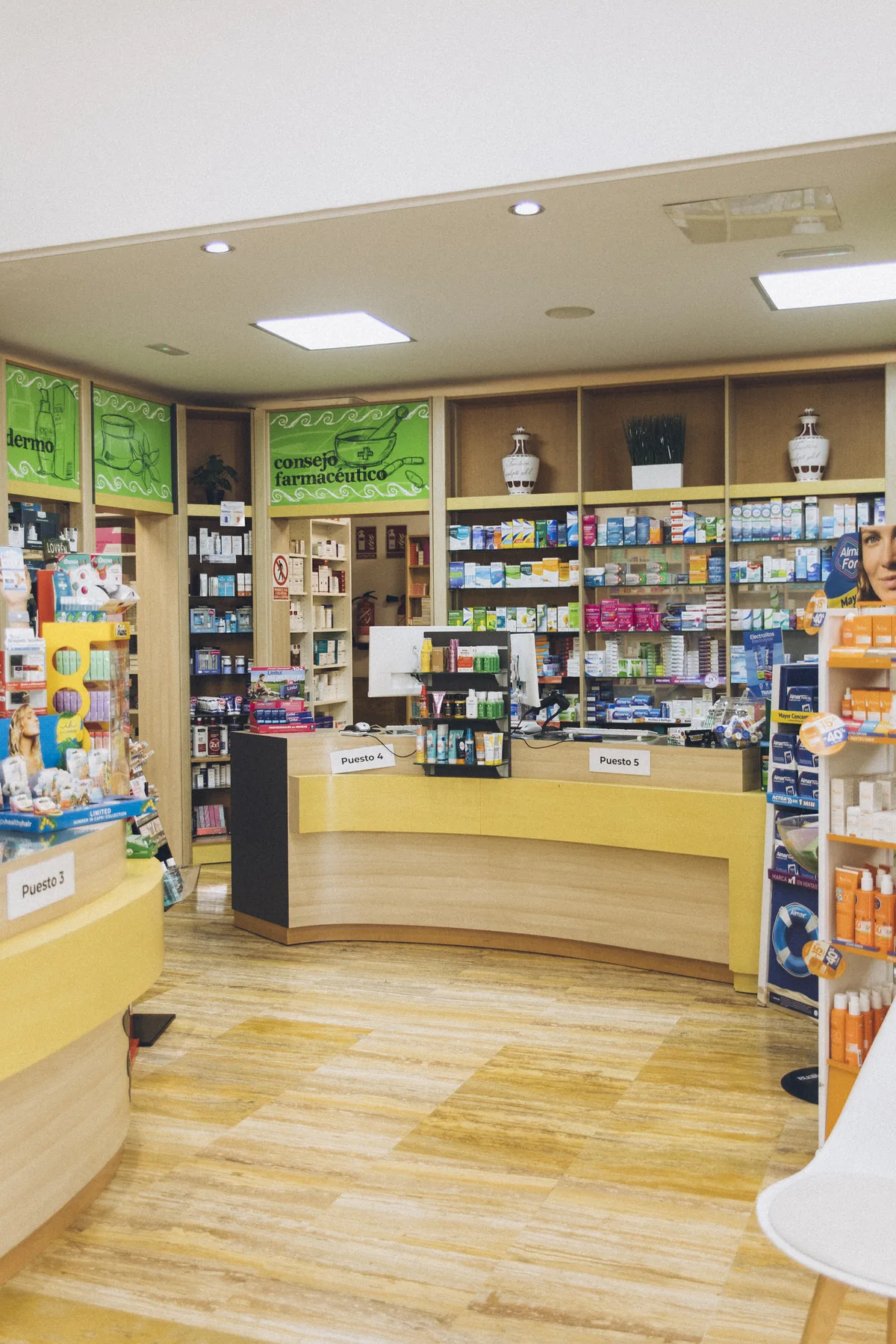 Zona de atención al público de Farmacia La Marina